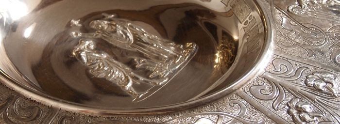 Detalje fra sølvfadet i døbefonten